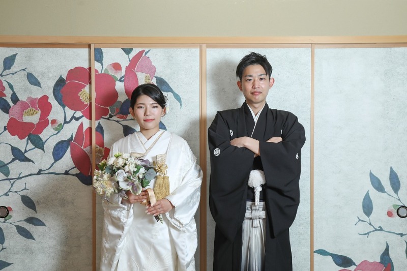 椿の襖を背景に