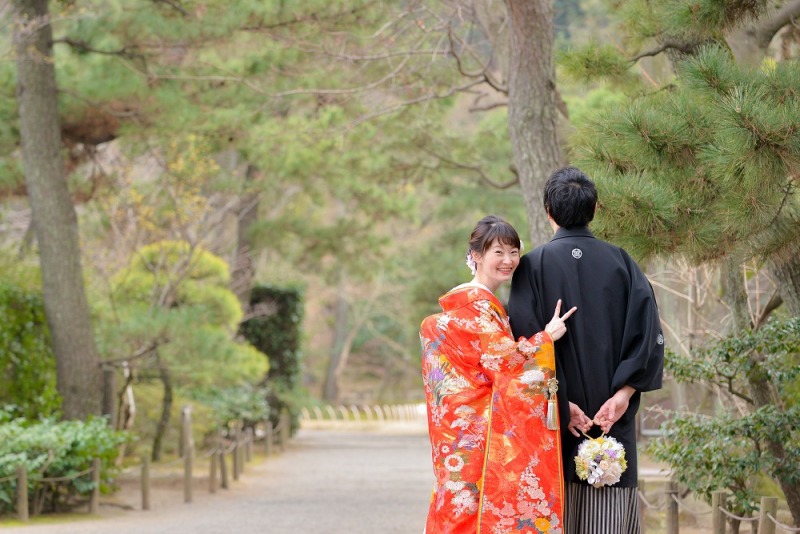 振り向きピースで