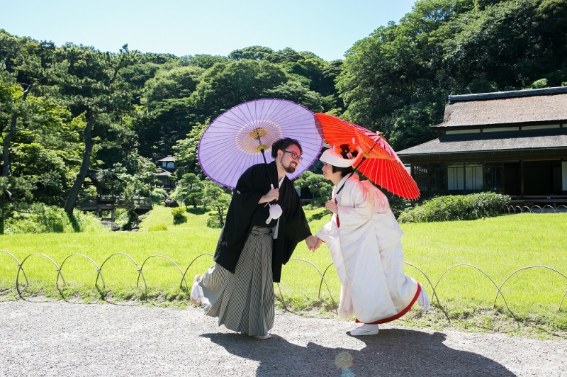 番傘見つめ合いショット