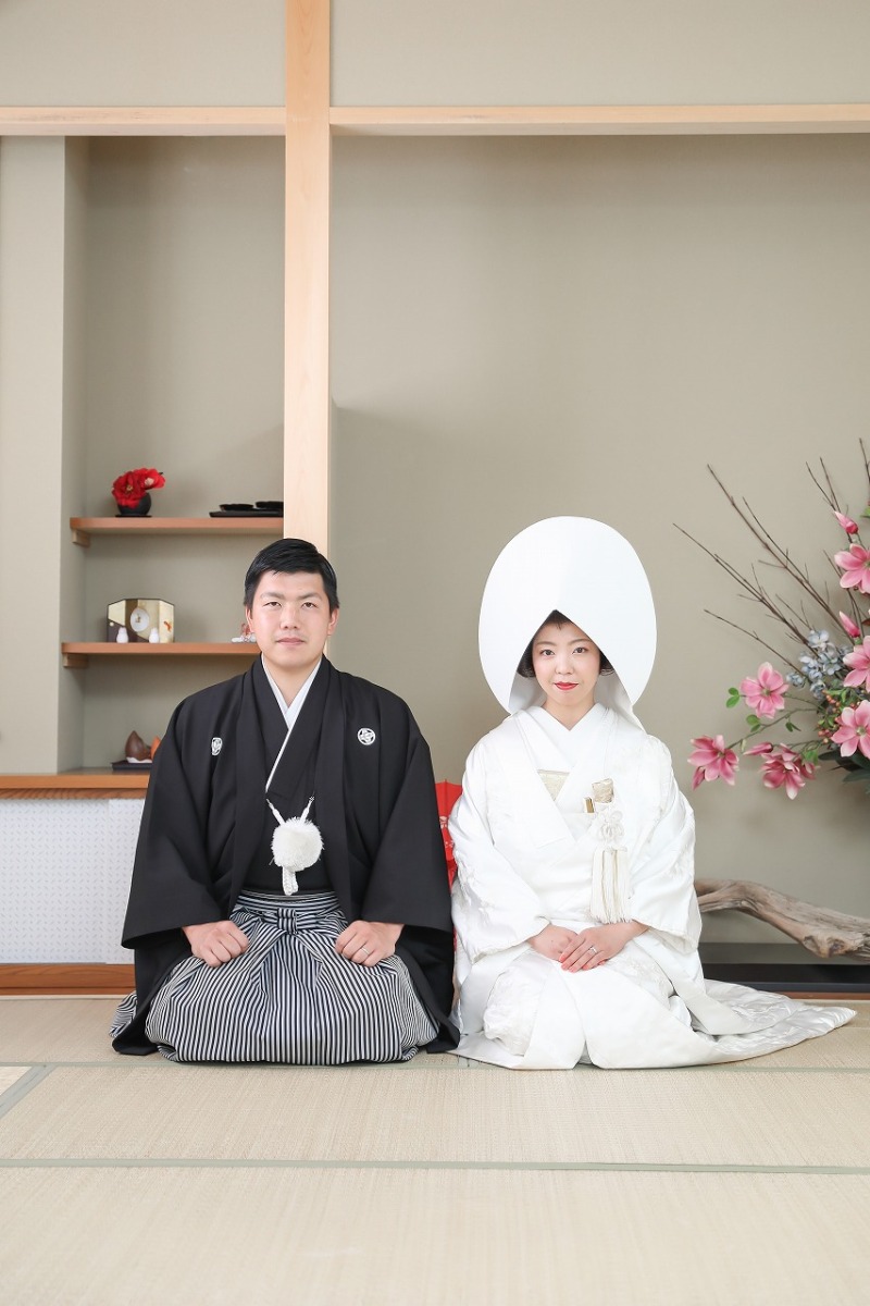 お座敷で正座ポーズ