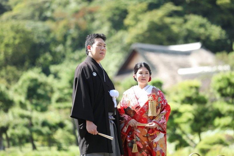 横から