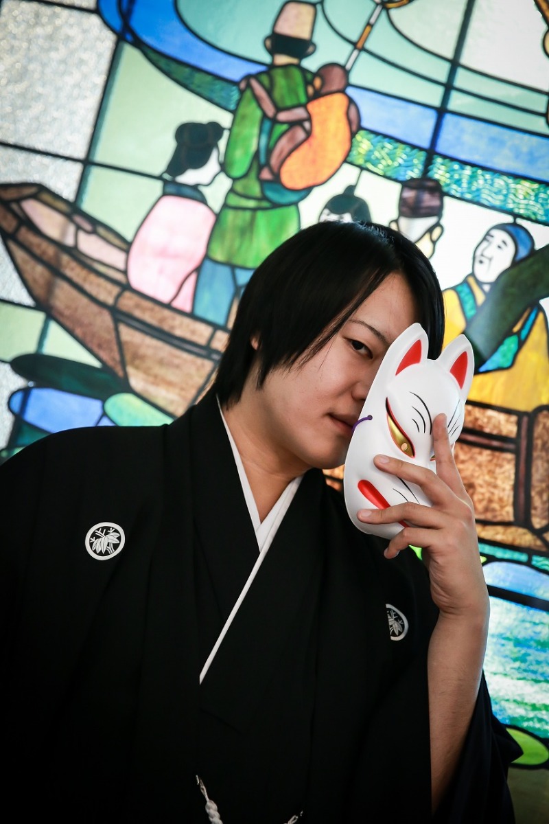 狐の面を持って