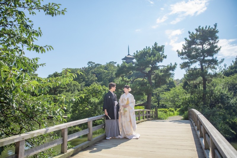 三重塔を後ろに