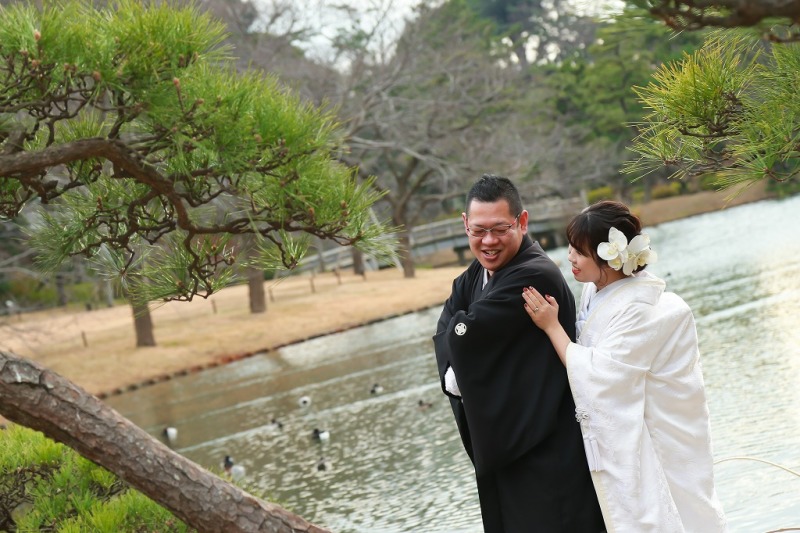 背後からの誘い笑い