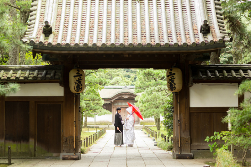 歴史のある門の下で