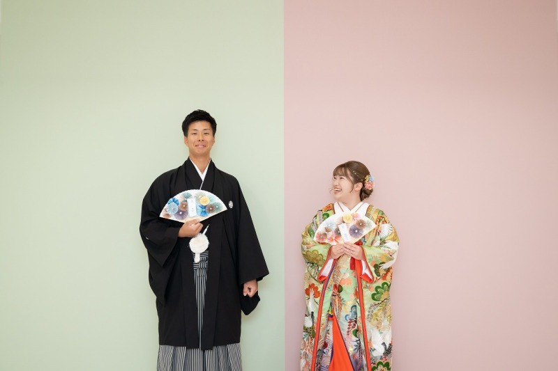 カラーウォールをバックにナチュラルな表情で