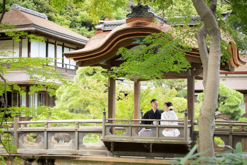 橋の上の小屋で