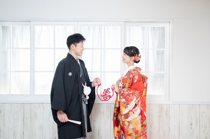 赤い糸で繋がれた二人