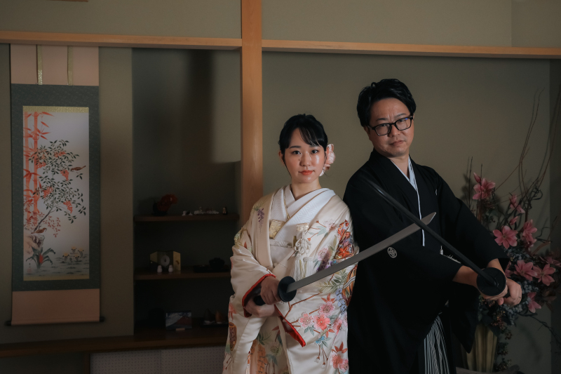 2人で剣を構えて…