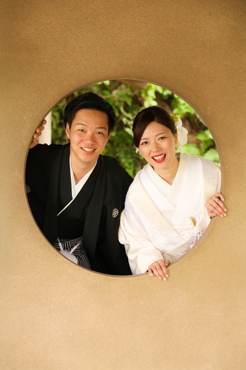 丸い窓から顔を出して