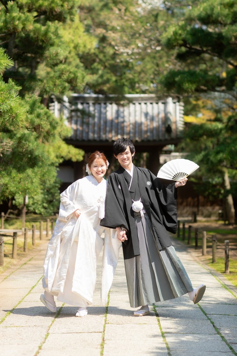 くだけたポーズで