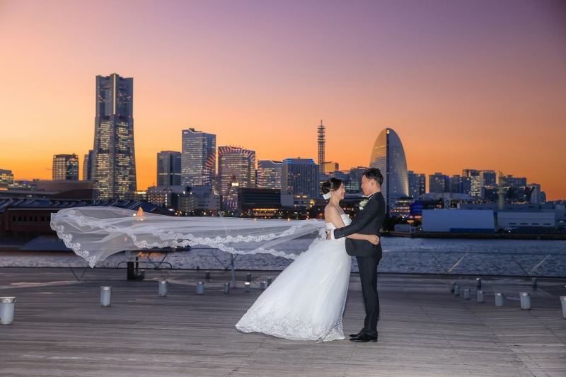 マジックアワーを背景に