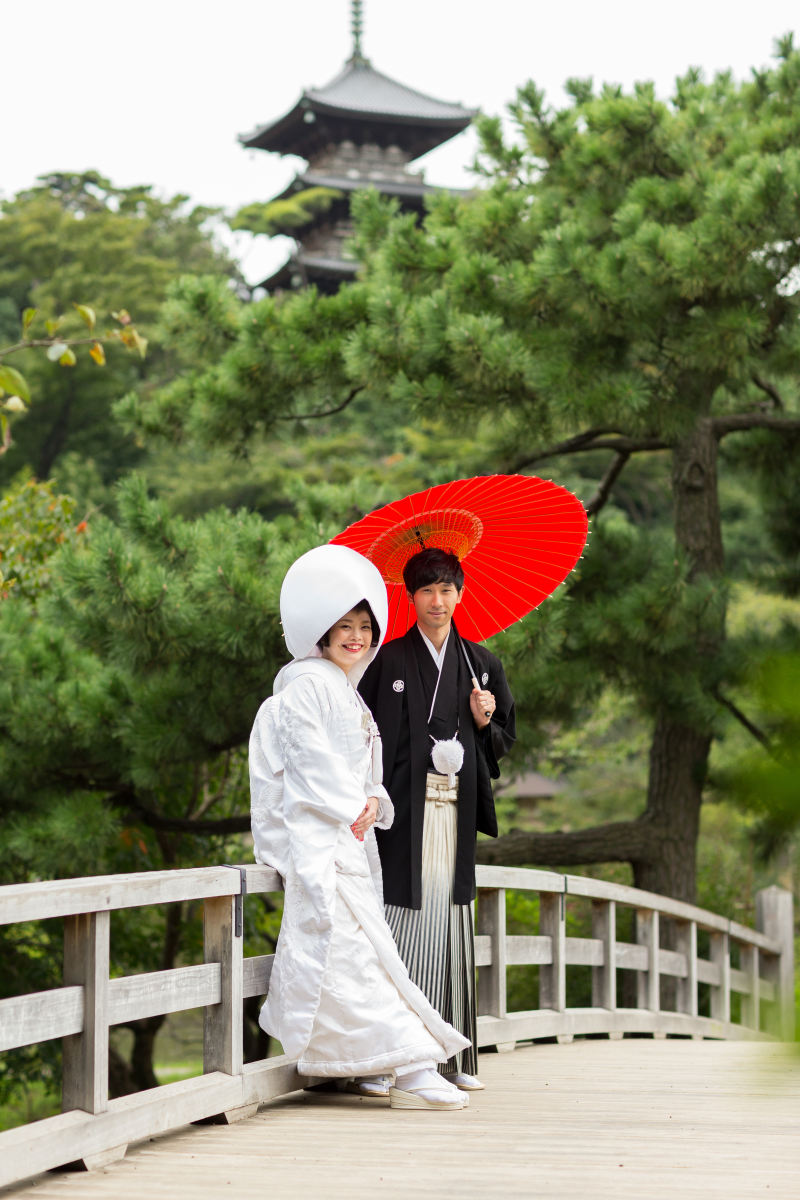 三重塔をバックに二人で