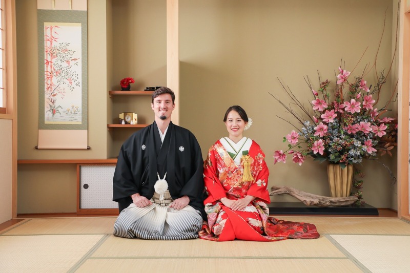 ロケーション撮影の出発前に店内スタジオで正座撮影