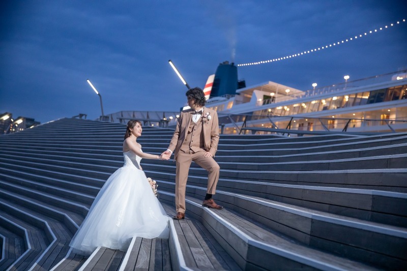 階段でエスコート