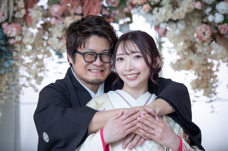 ご新郎様が後ろからハグ！