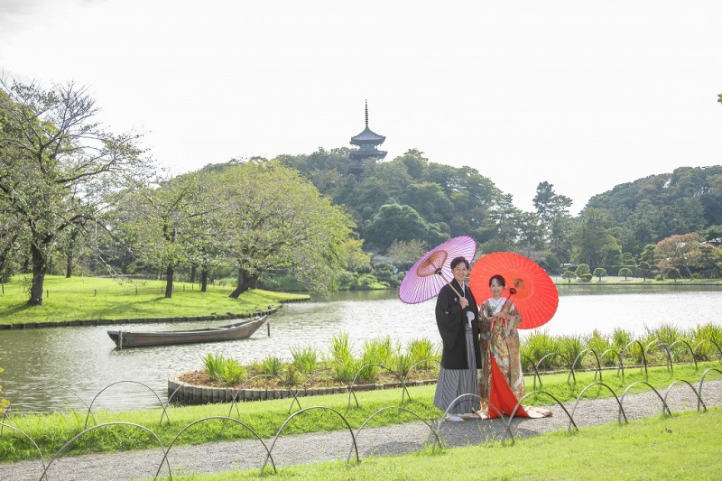 三渓園、池前にて