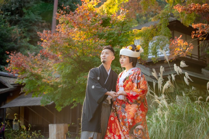 手を取り合って