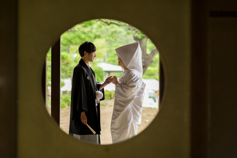 丸い窓からのシルエット