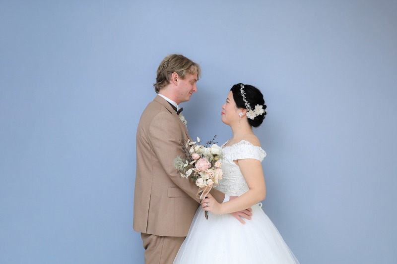 ブーケを持って見つめあい