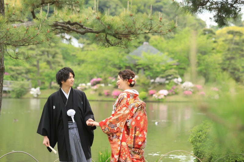 日本庭園らしく池や花と共に