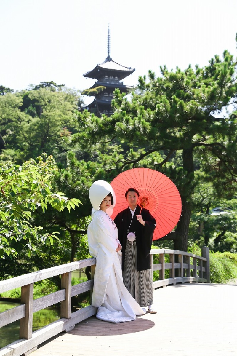 三重の塔を背景に