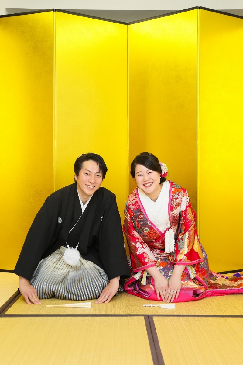 金屏風の前で♪