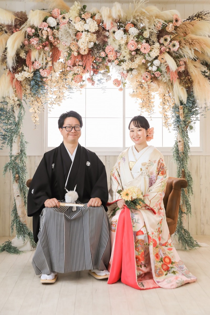 お花アーチの前で座りショット