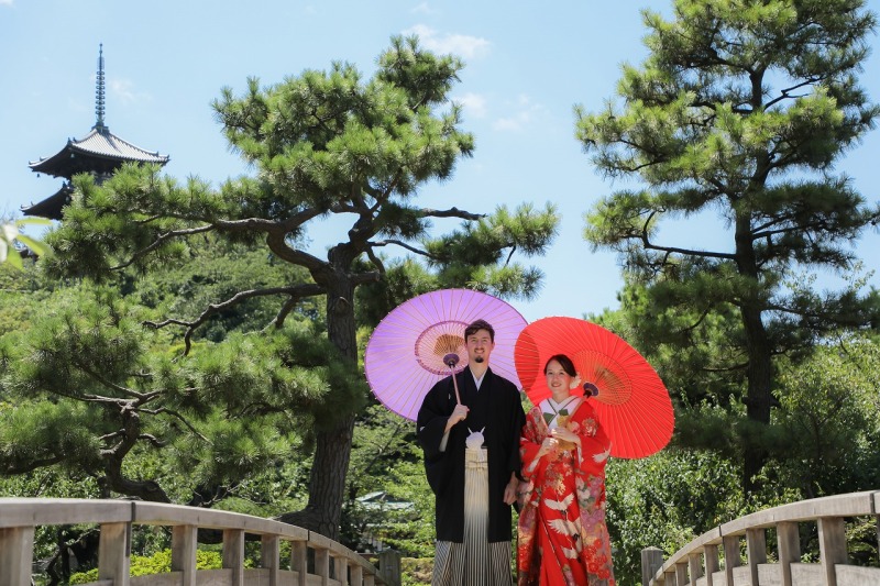 太鼓橋で番傘を持って