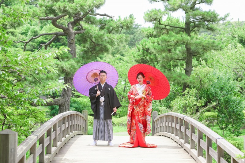 太鼓橋でお二人で番傘をさしてます！！