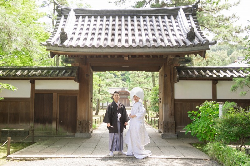 『御門』を背景に白無垢撮影