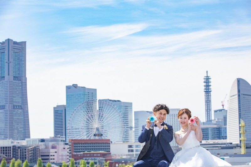 おもちゃのカメラを持って