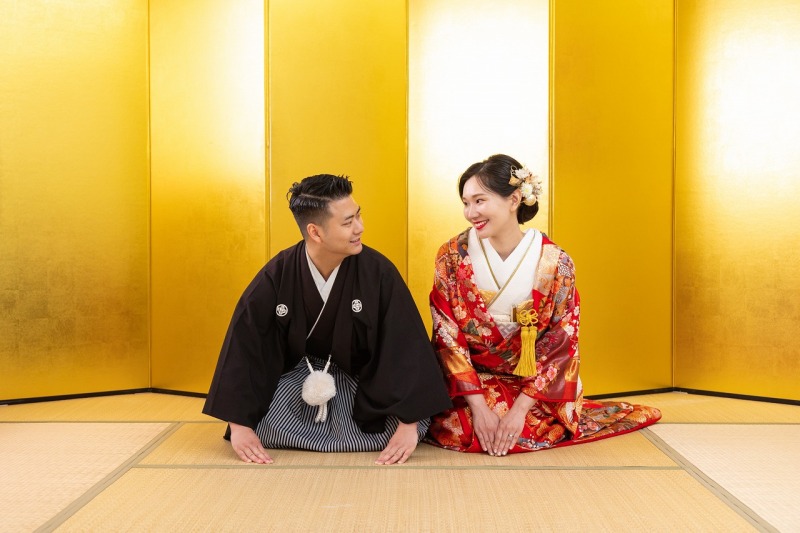 金屏風でのお辞儀撮影