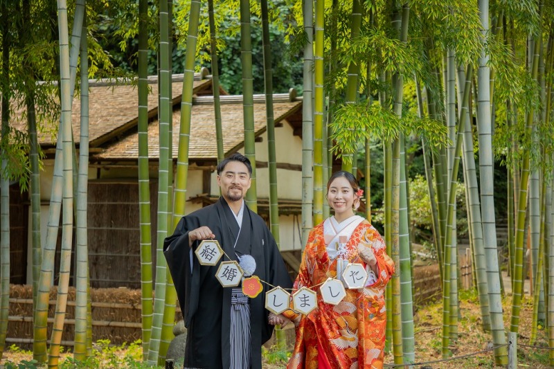 竹林の前でガーランドを使って