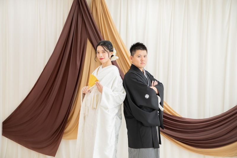 シックな壁の前で