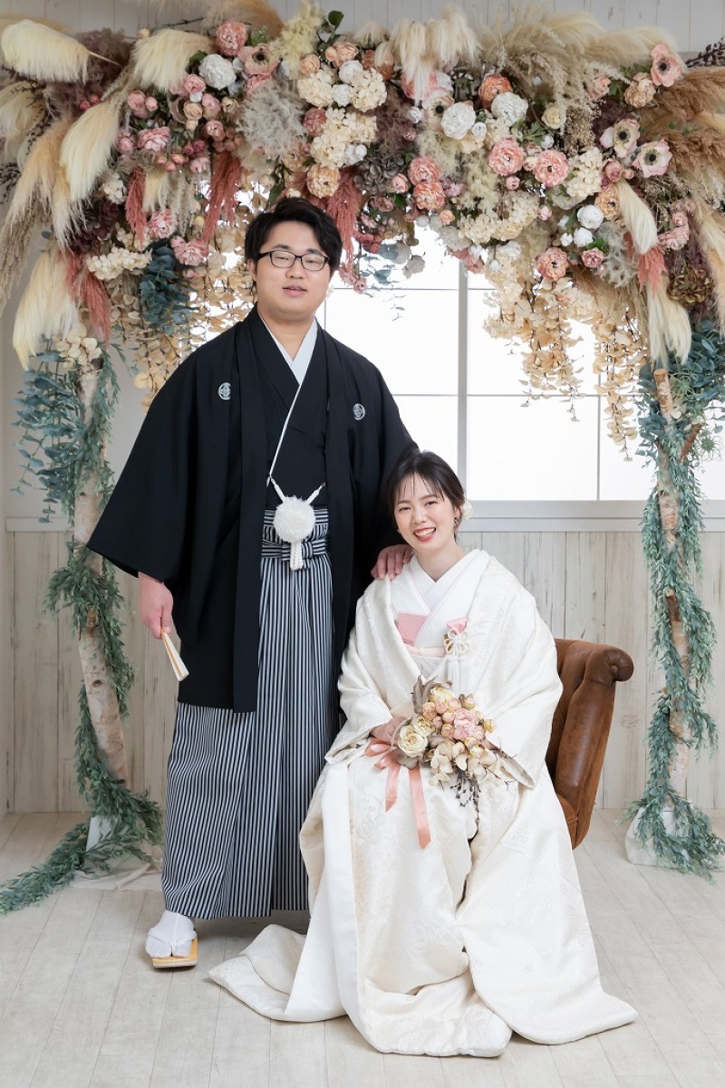 お花アーチの前で