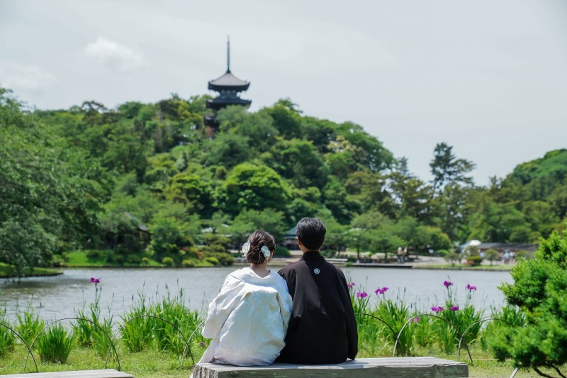 池の前で座って