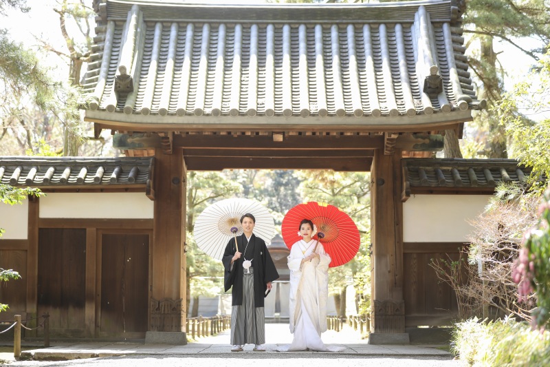 梅のシーズンは白無垢と色打掛の2着を庭園撮影可能