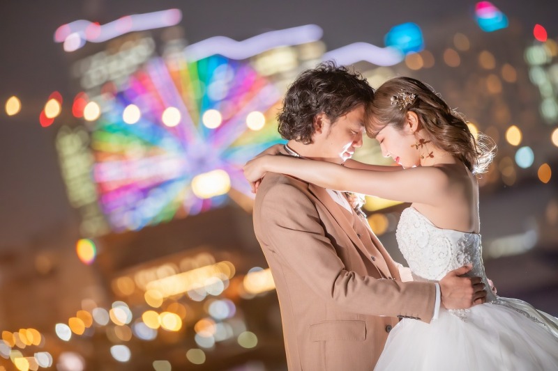 夜景をバックに二人の世界へ