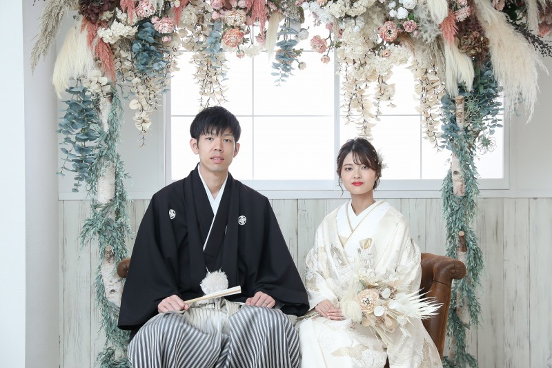 お花のオブジェを背景に