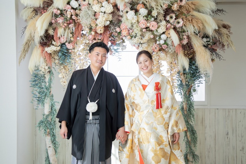 お花アーチの前で