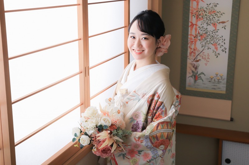 障子の傍でご新婦様ソロ