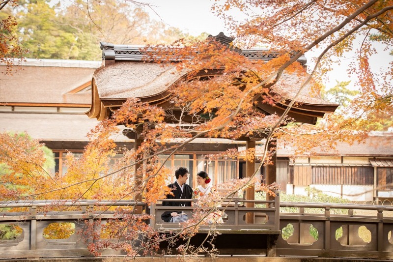 内苑、小屋の下にて