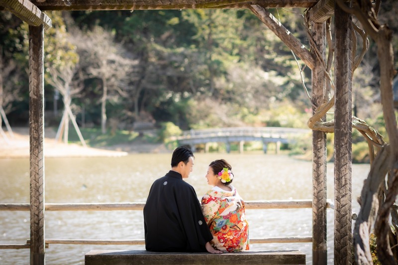 ベンチに腰掛けて