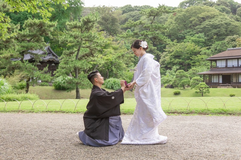 三渓園の広々とした緑を背景に！！