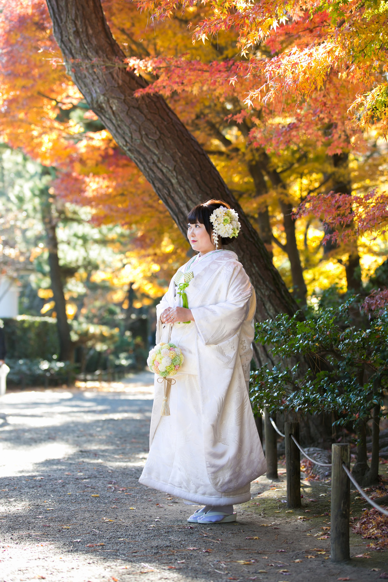 紅葉をバックに