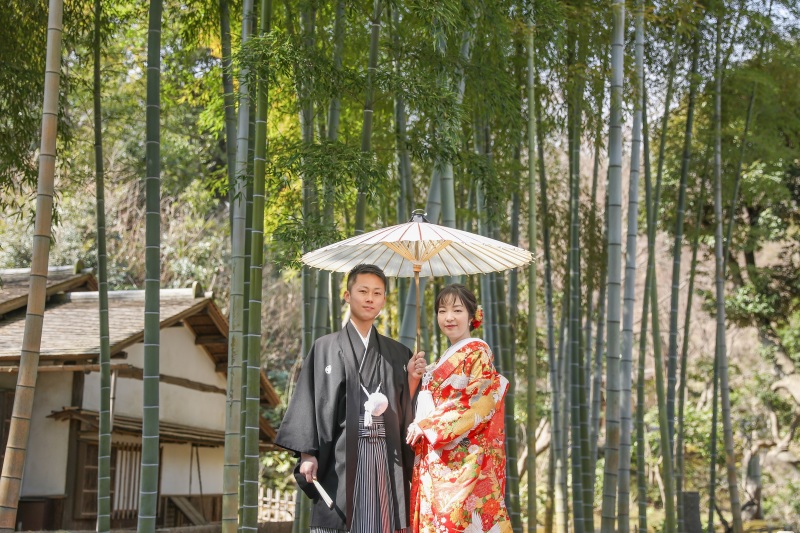 和装イメージにぴったりの竹林と番傘