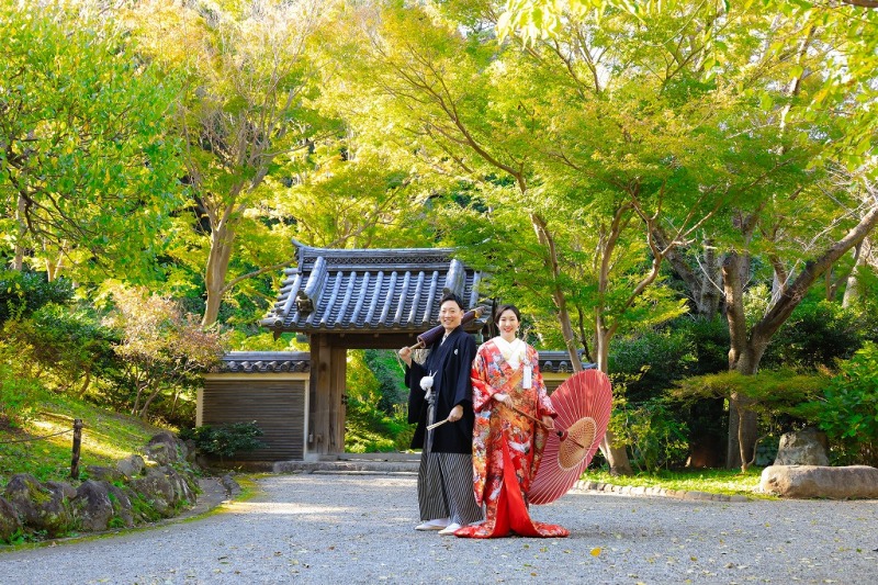 自然に囲まれて番傘ポーズ