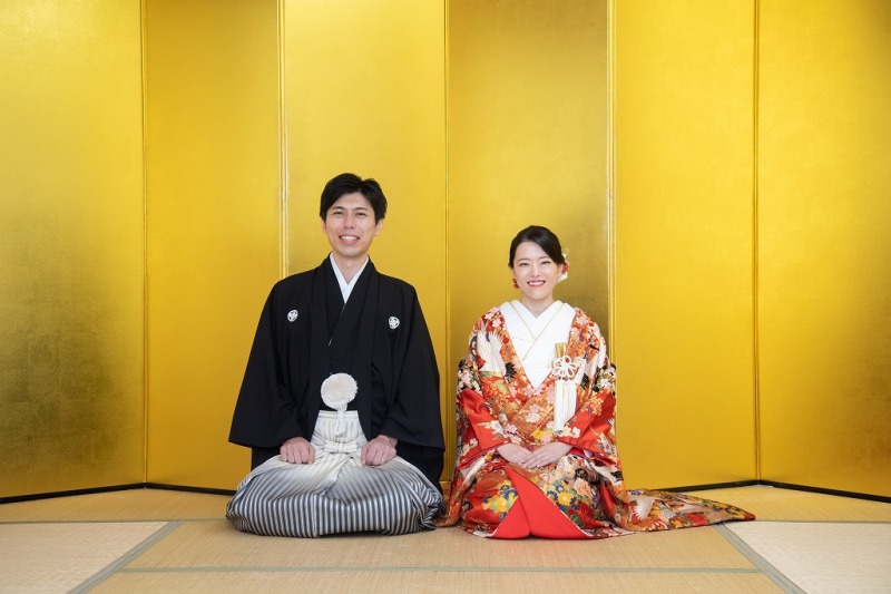 出発前に金屏風で撮影