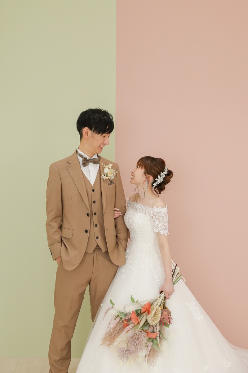 二色の壁の前で見つめ合って